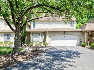20 Gate House Ln, Edison, NJ 08820