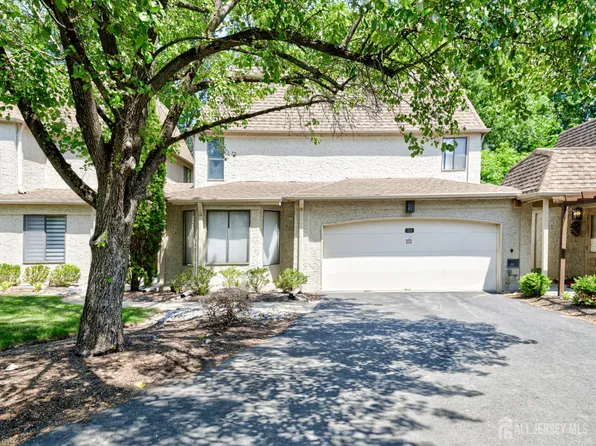 20 Gate House Ln, Edison, NJ 08820
