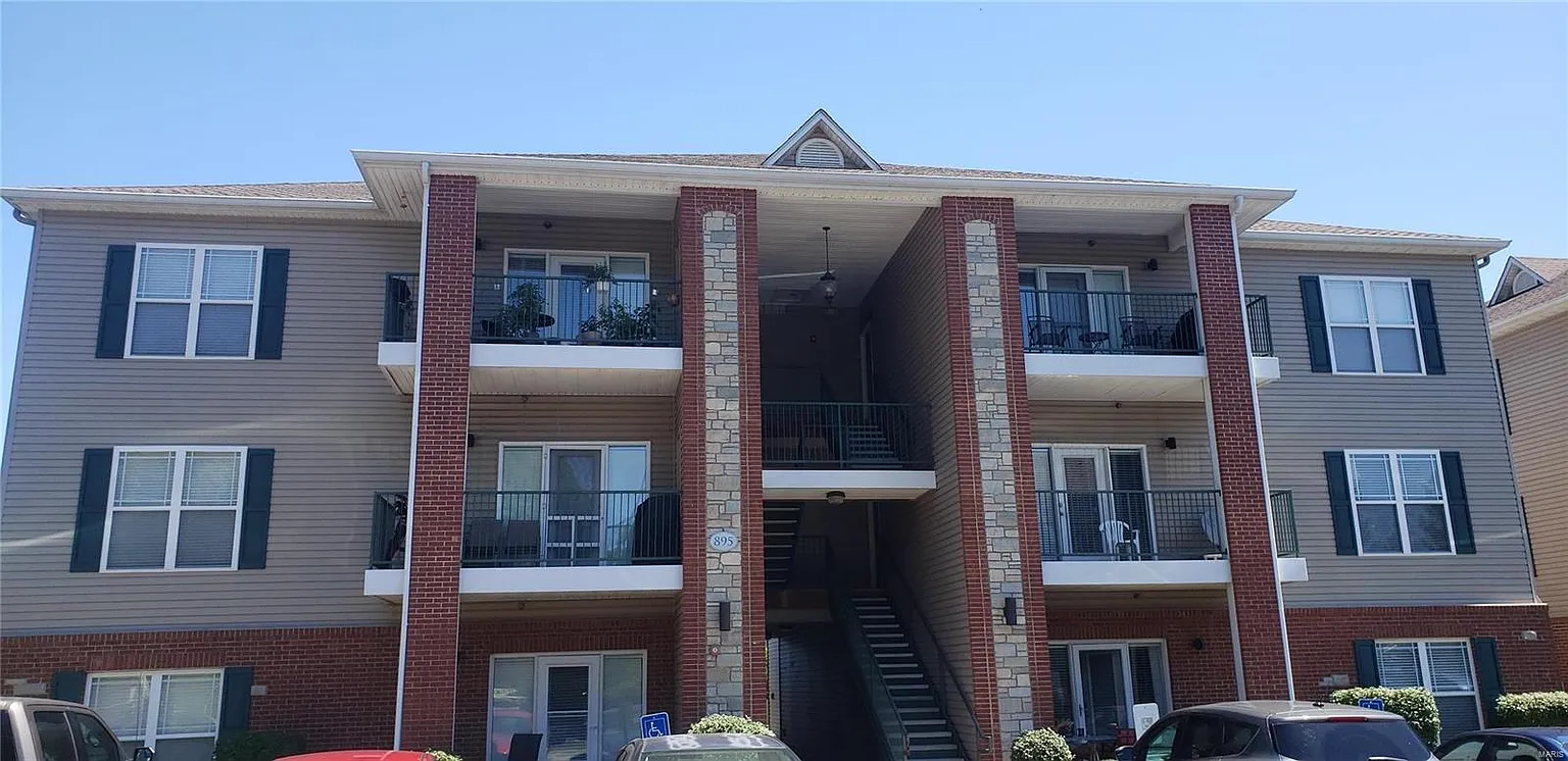 895 Forest Ave APT 301 photo 1