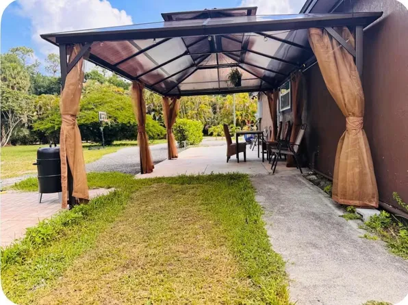 214 Westwood Circle E, West Palm Beach, FL 33411