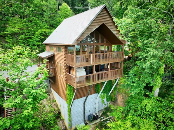 2203 Fox Berry Way, Sevierville, TN 37876