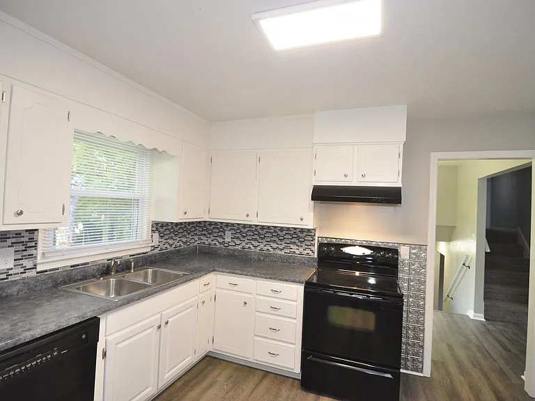 2816 Broadview Dr NW — Photo 2