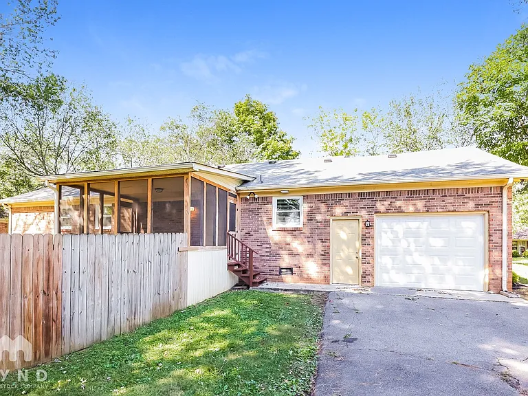 907 Briar Ct — Photo 21