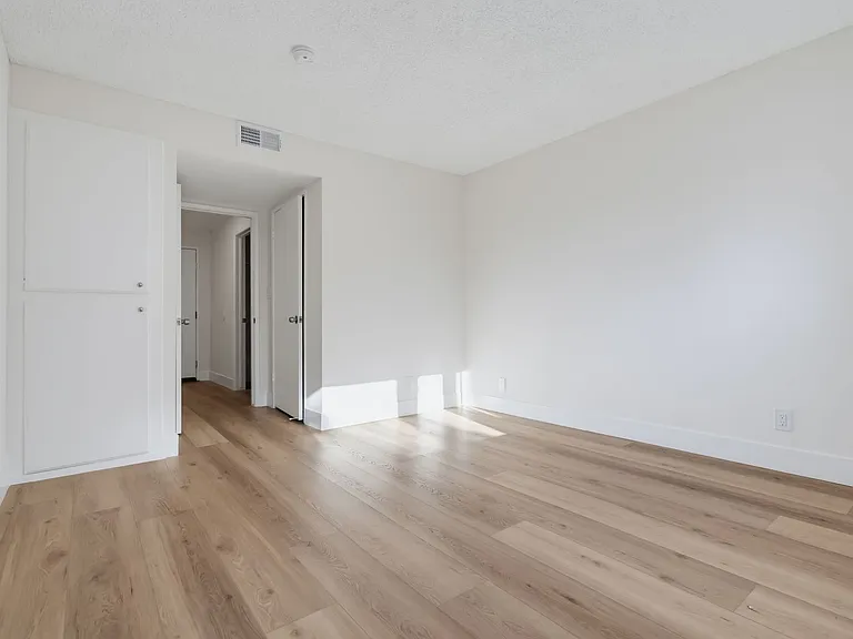RENOVATED 1 BED 1 BATH - UNIT #109