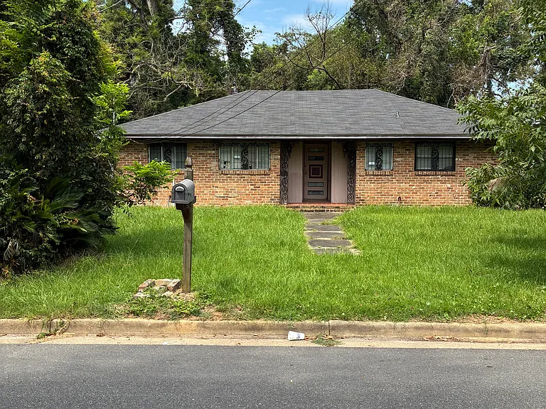 2414 Osage St — Photo 1