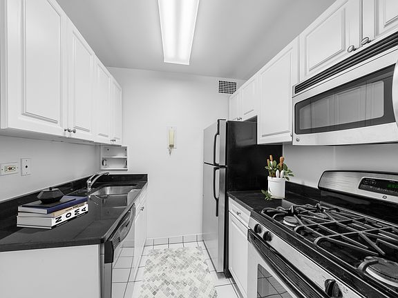 4th image of 185 E 85th St APT 18A