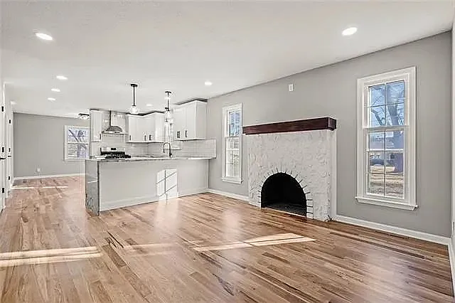 8539 Stearns Rd — Photo 3