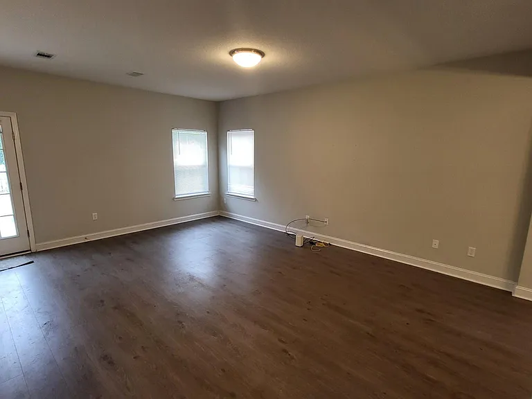 643 Fairview Cir — Photo 2