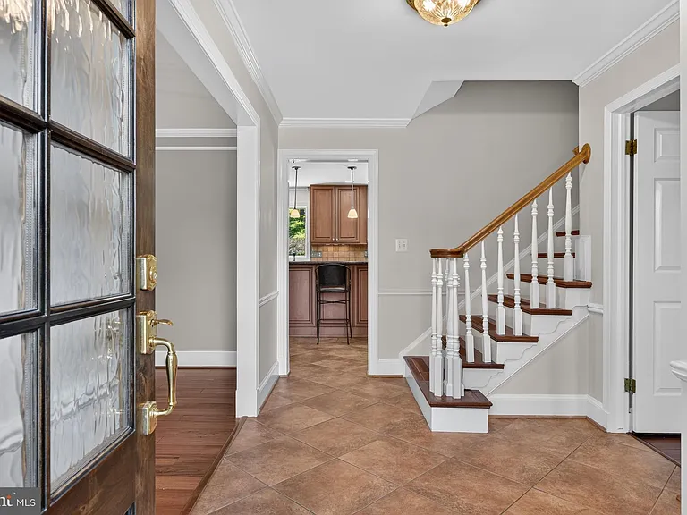 1022 Delf Dr — Photo 2