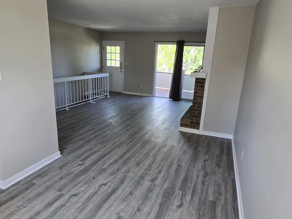10910 Bradshaw St, Overland Park, KS 66210