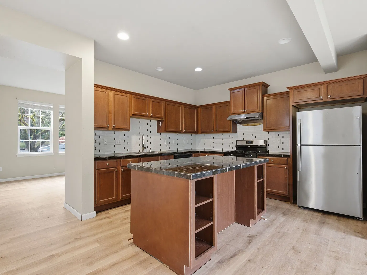 4 bed, 2.5 bath, 2163 sqft, $4,100 — Photo 2