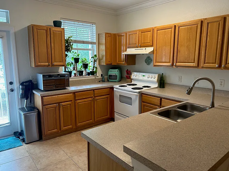 621 SW 10th St #203-1 — Photo 2