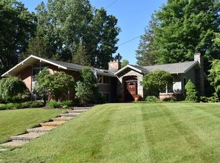 11262 Fairlane Dr, South Lyon, MI
