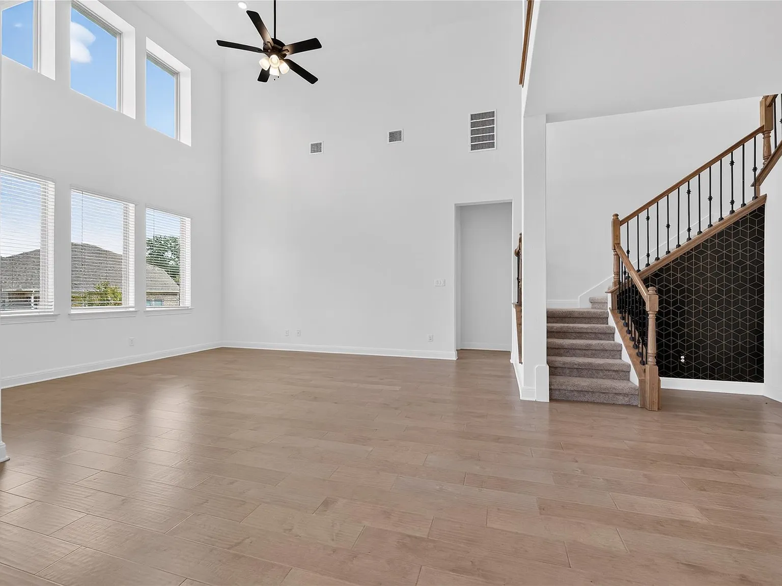 5 bed, 4.0 bath, 3146 sqft, $2,850 — Photo 4
