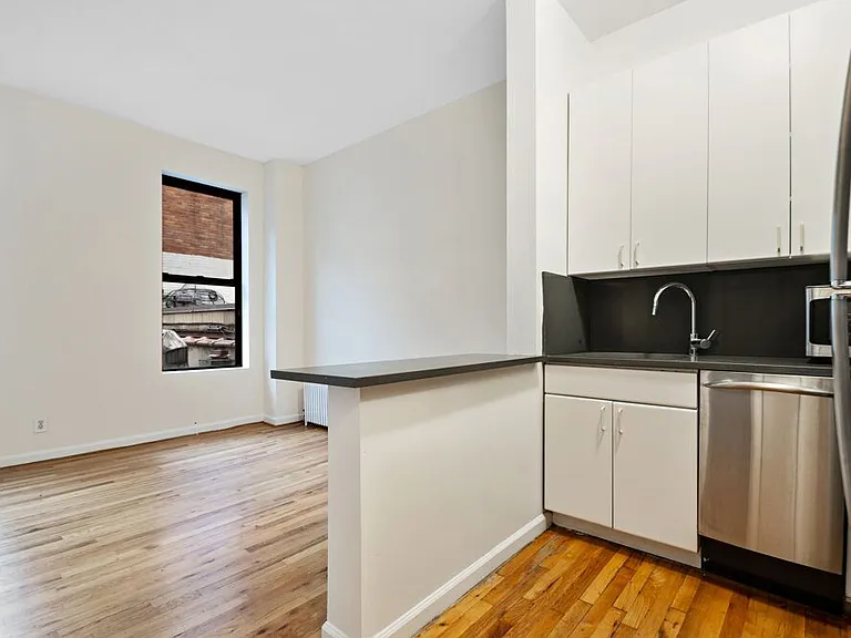 876 Lexington Ave #1A — Photo 1