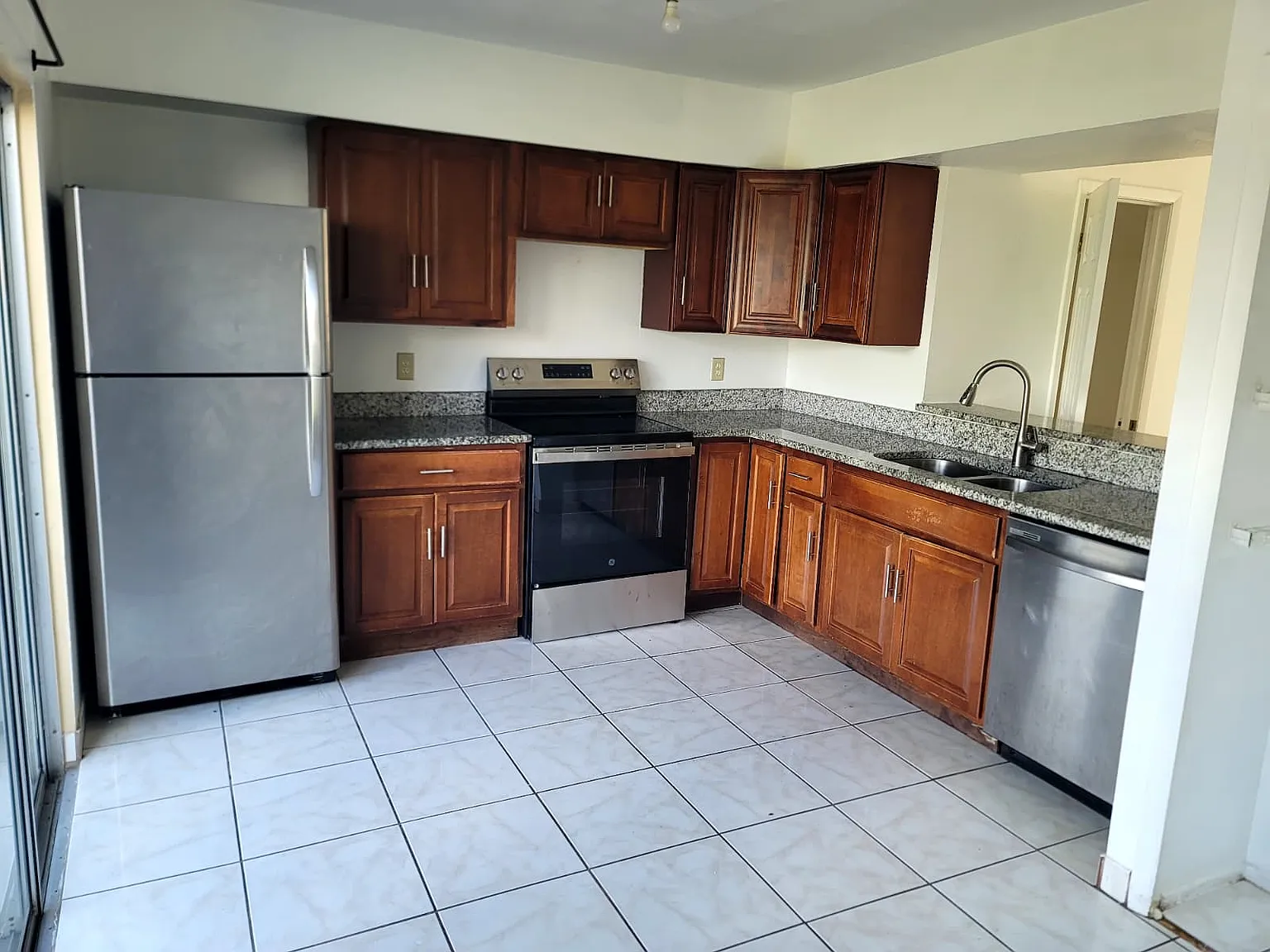 2 bed, 1.5 bath, 992 sqft, $1,400 — Photo 4