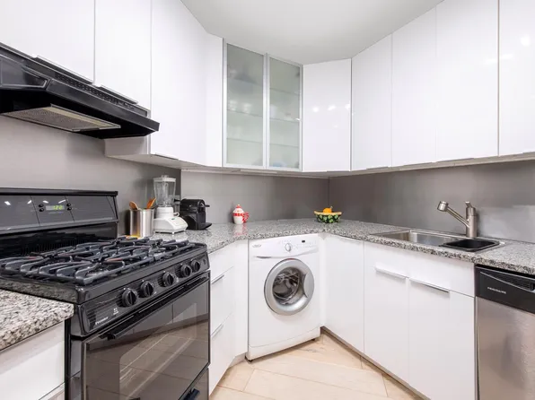 200 East 61st Street image 3 of 10