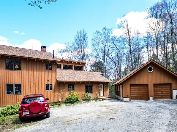 121 Hiawatha Hl, Becket, MA 01223