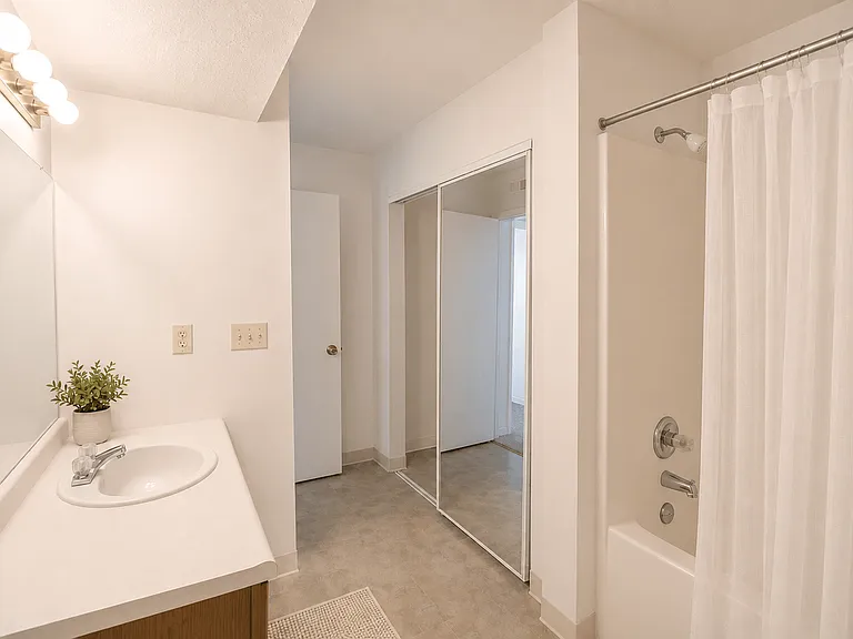 Hamilton Square Apartments — Photo 12