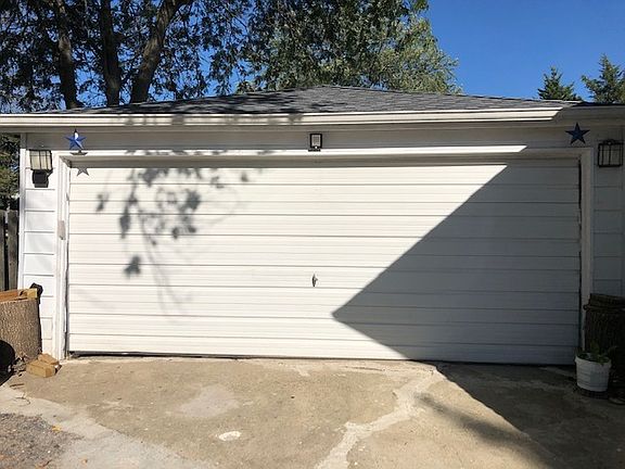 3rd image of 922 Diana Ct