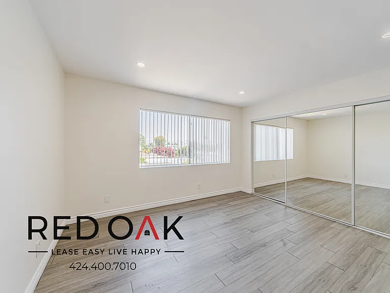 11701 Oxnard St #4 — Photo 14