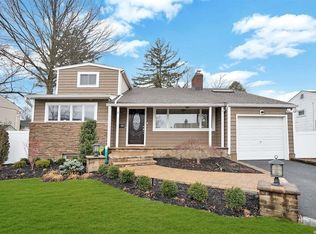 8 Gary Rd, Syosset, NY 11791
