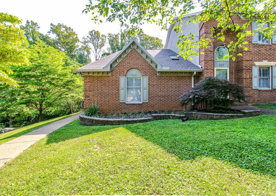 1st image of 215 Brentwood Way