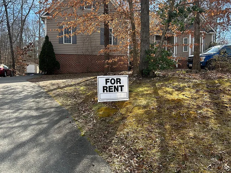 Massive driveway, plenty of parking.