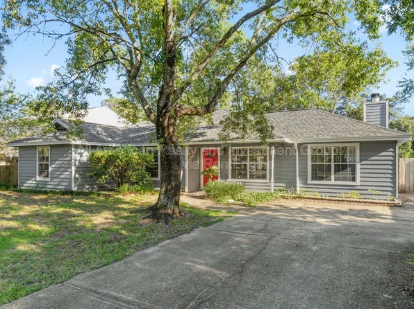 202 Stephen Ave, Mary Esther, FL 32569