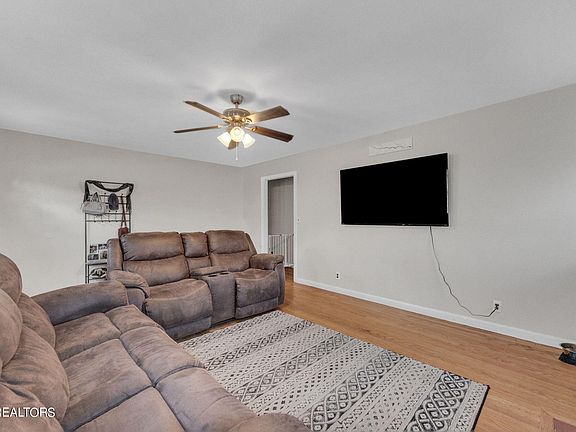 3rd image of 905 2nd St