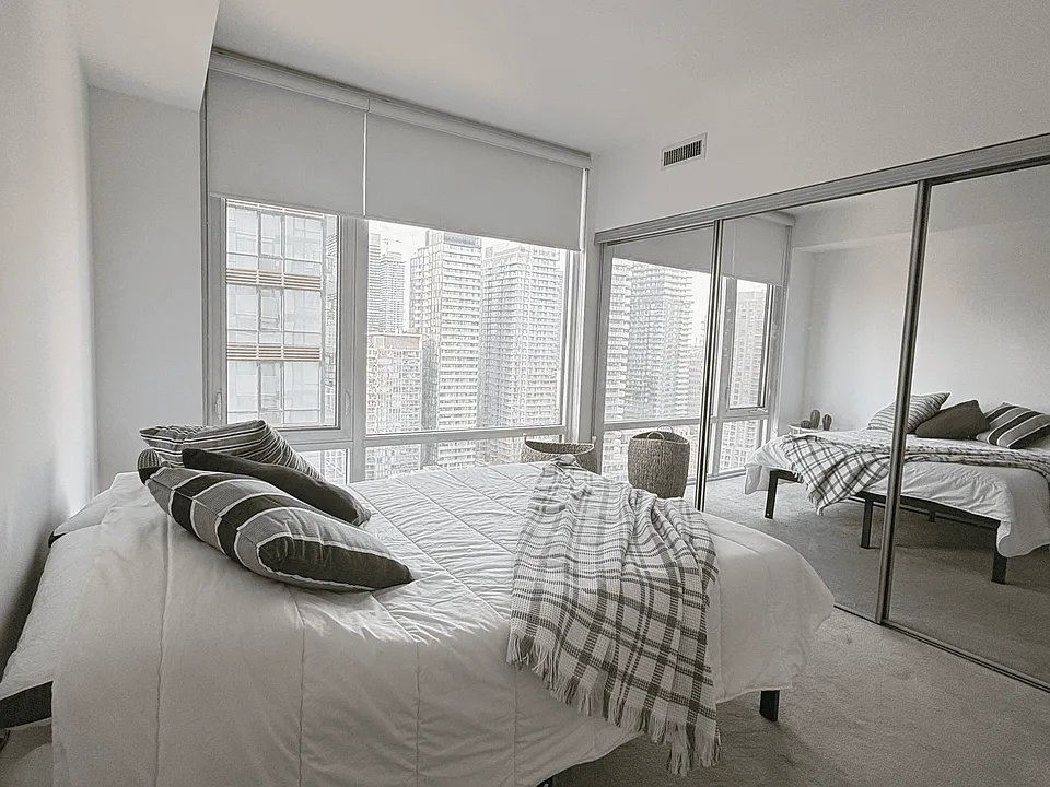 501 Yonge St #2205