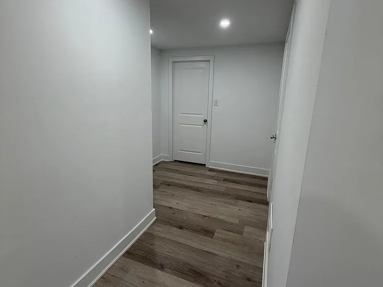 1612 Capri Cres #LOWER — Photo 15