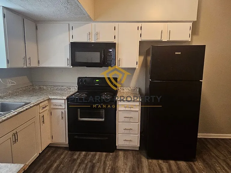 619 N Sherman Dr — Photo 2
