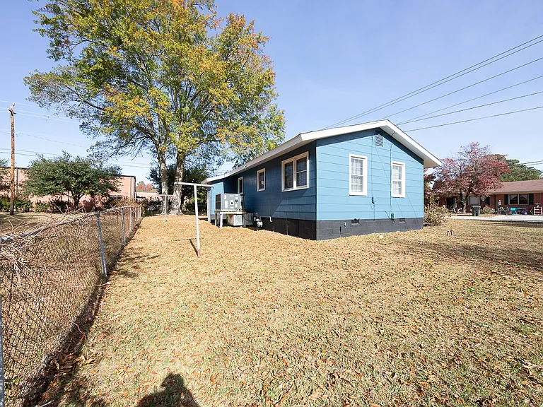 1801 Clark Ave — Photo 4