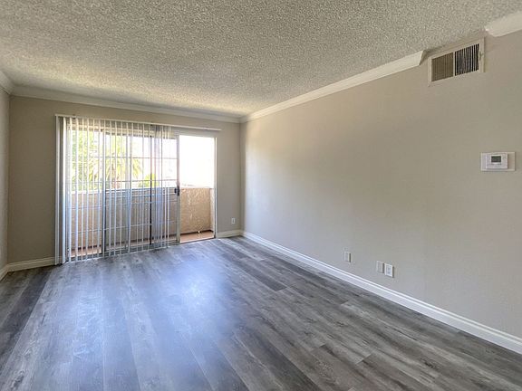 4th image of 7540 Haskell Ave #5