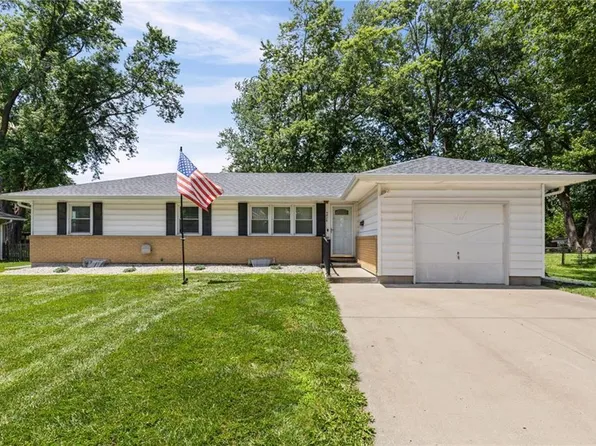 4826 Stearns Ln, Shawnee, KS 66203