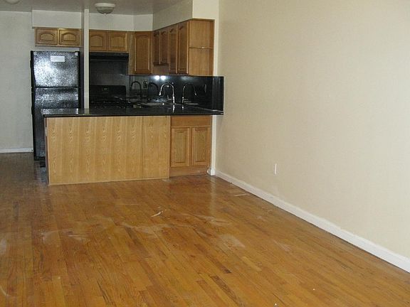 4th image of 605 Emerald St #1