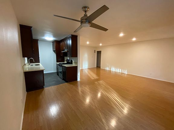 2nd image of 13423 Burbank Blvd APT 4
