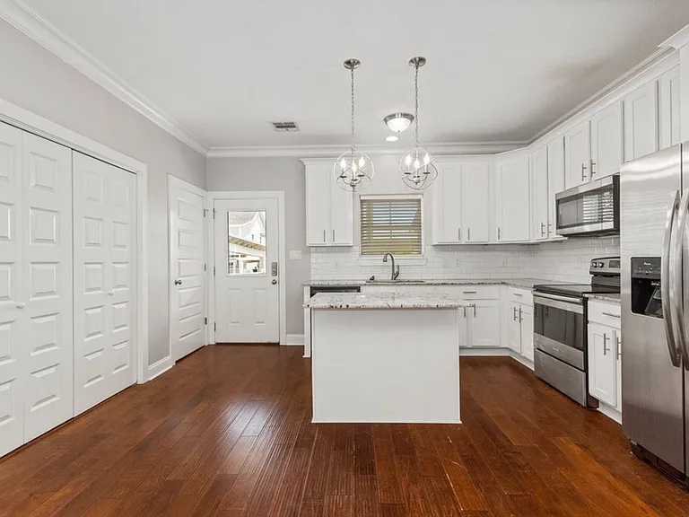 223 W Clarence St — Photo 7