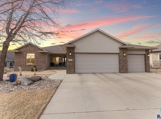 8009 S Hackrott Cir, Sioux Falls, SD 57108