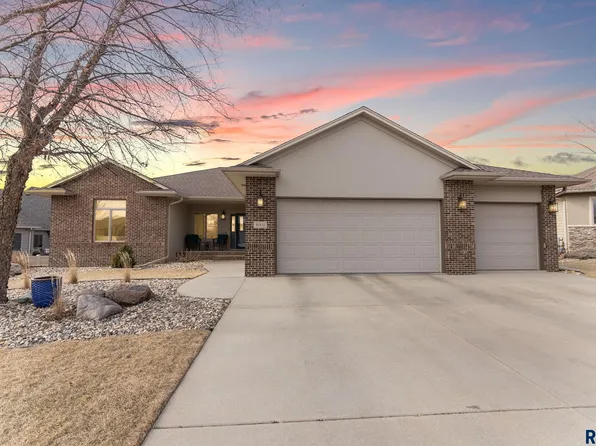 8009 S Hackrott Cir, Sioux Falls, SD 57108