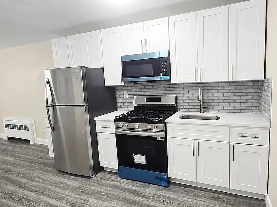All newer appliances in Kitchen