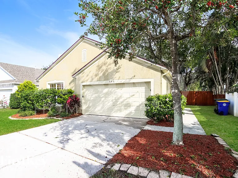 946 Riviera Point Dr — Photo 2