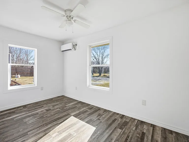 807 Adkins St — Photo 5