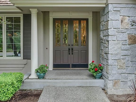 2nd image of 649 Windsor Dr SE
