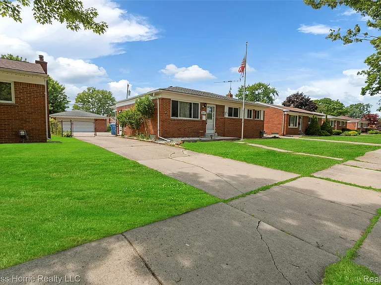 25217 Roan Ave — Photo 2