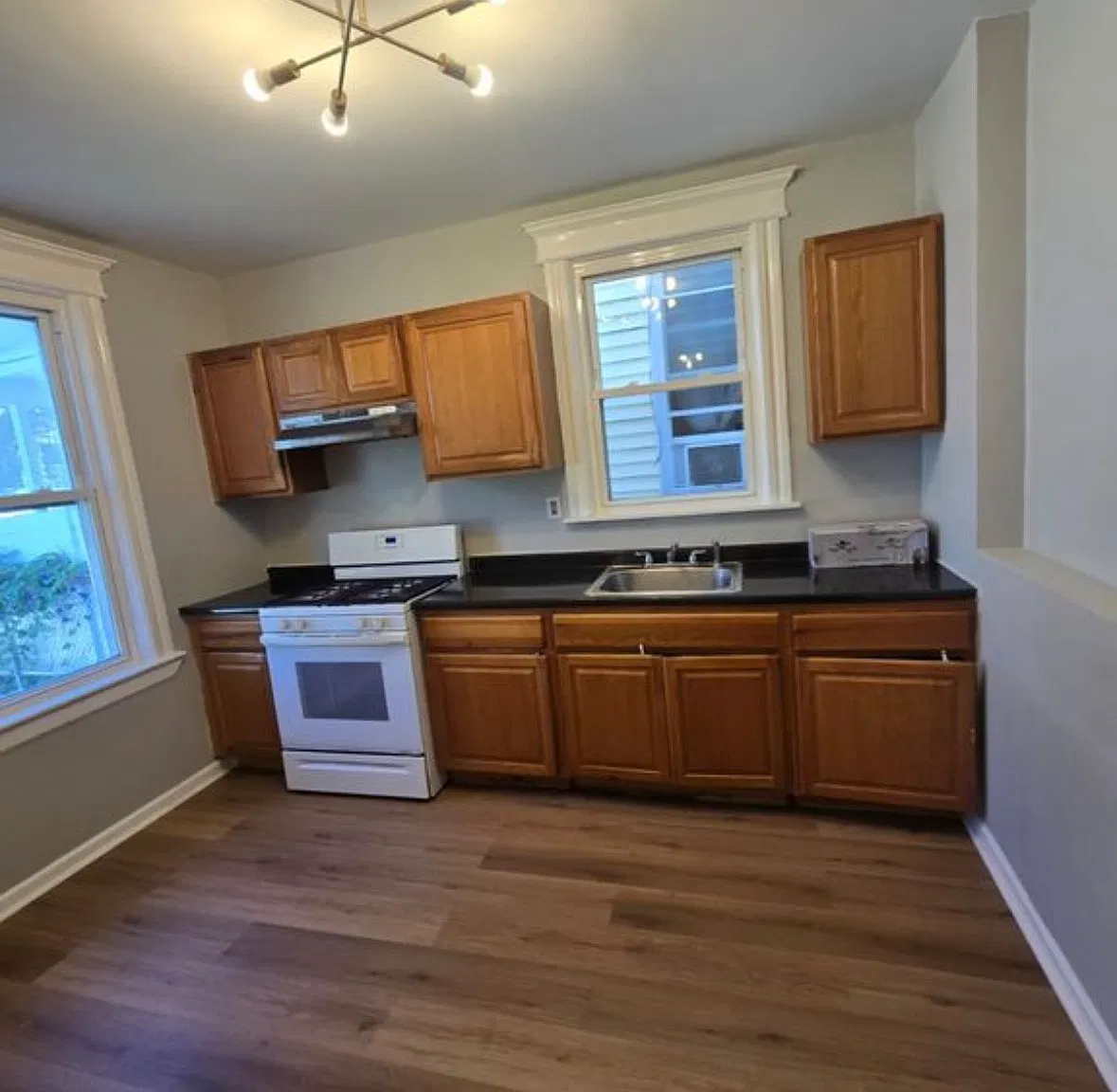 3 bed, 1000 sqft, $2,400 — Photo 3