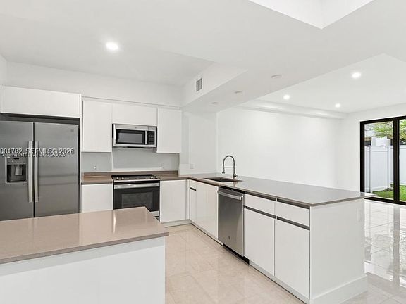3rd image of 4130 N Oak Pl #4130