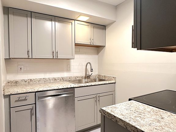 ALL BRAND NEW KITCHEN 
NEW FLOOR
NEW STAINLESS FULLY EQUIP APPLIANCES
NEW COUNTERTOPS & CABINETS