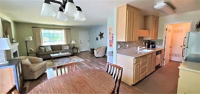 1630 Dolphin Dr — Photo 3